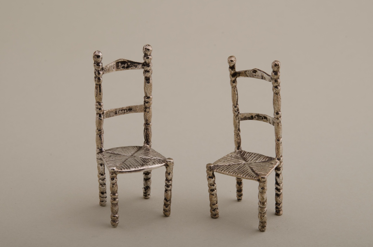 Twee stoelen (miniatuur)