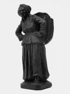Sculptuur van vrouw met draagkorf