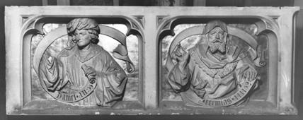 Predella van een altaar met twee profetenbustes: Daniël en Jeremias