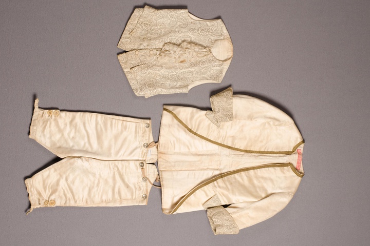 Driedelig jongenverkleedsensemble bestaande uit jas, vest en broek