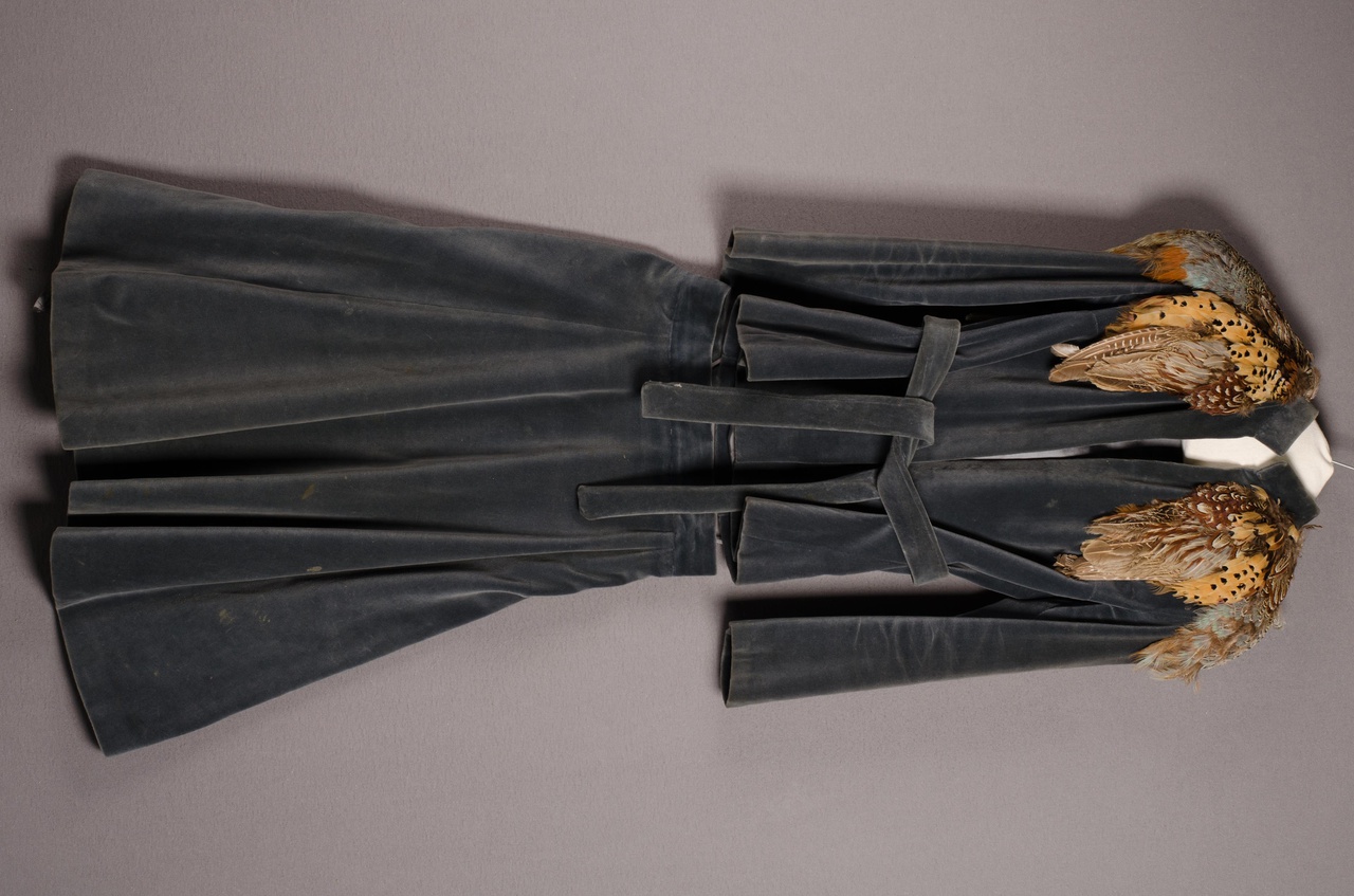 Damesensemble bestaande uit jasje met ceintuur en rok
