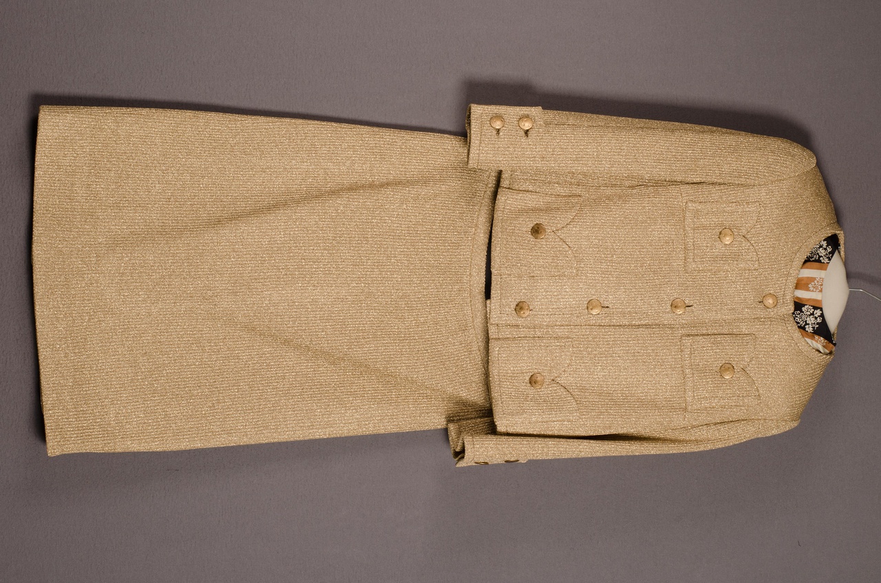 Damesensemble bestaande uit rok, blouse en jasje