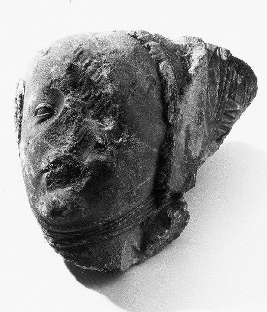 Vrouwenhoofd, fragment van een grafmonument