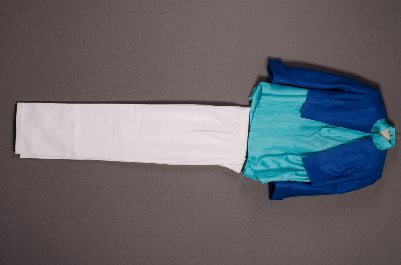 Damesensemble bestaande uit jas, blouse en broek