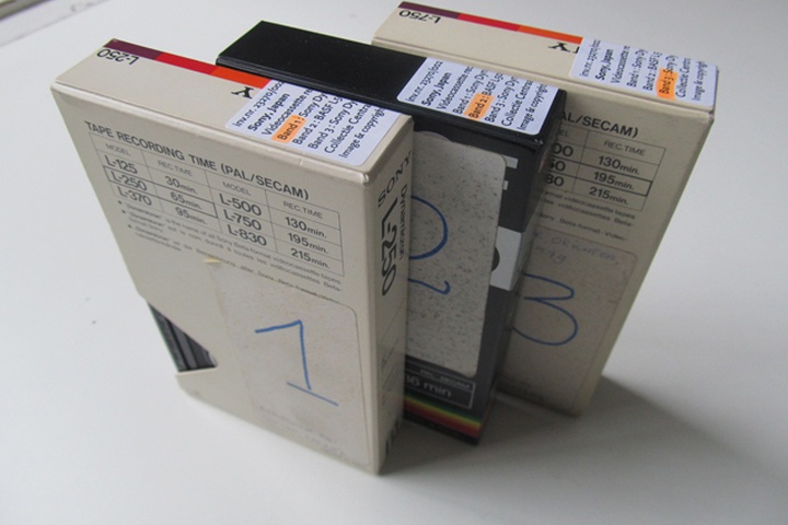 Videocassette recorder, drie videobanden