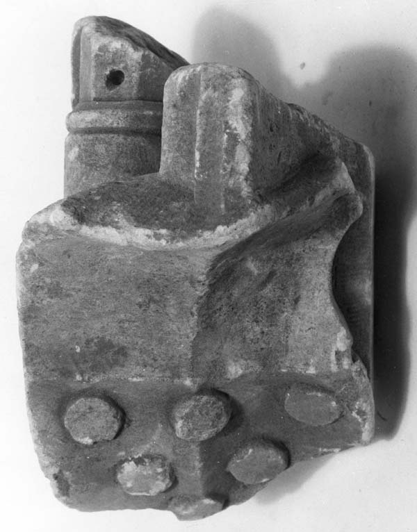 Fragment van een console (?) met wapenschild