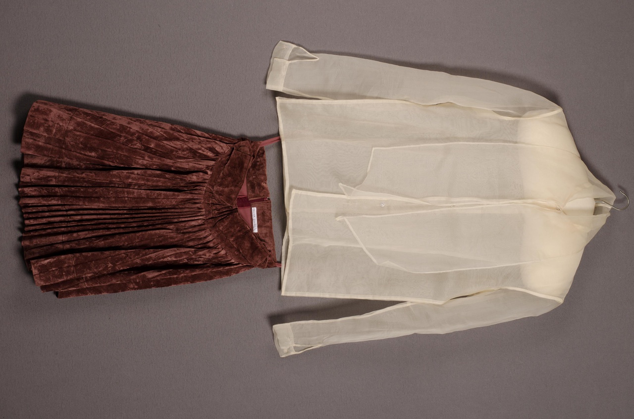 Damesensemble bestaande uit blouse en rok uit de collectie "Wind in de Rug"