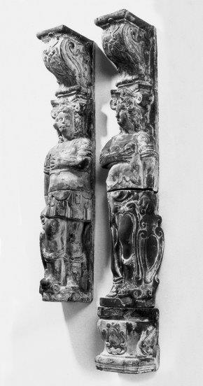 Twee schoorsteenpilasters met mannelijke en vrouwelijke figuur in Romeinse kleding
