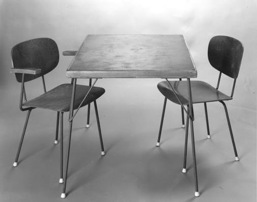 Twee stoelen Gispen 1245 en 1247 en een tafel