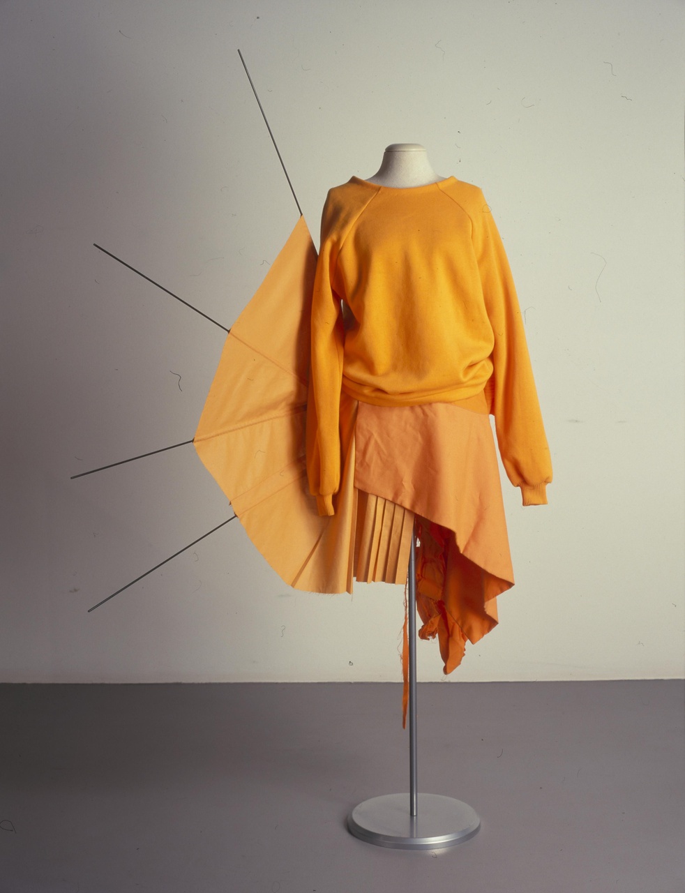 Damesensemble ('rotzooi'rok en sweater) uit de collectie Saffron Orange bestaande uit rok, trui en masker