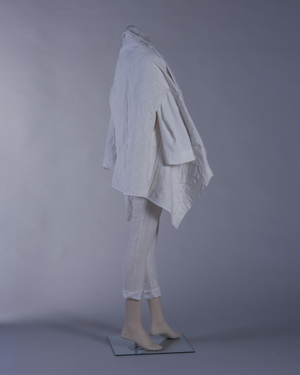 Damesensemble bestaande uit blouse, broek en capejas (Outfit based on the square)