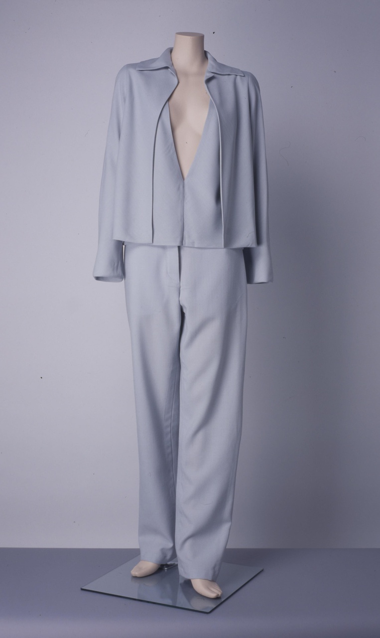 Damesensemble bestaande uit topje, broek en jasje uit de collectie 'Twee- en driedimensionaal'