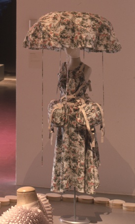 Damesensemble bestaande uit jurk en hoed