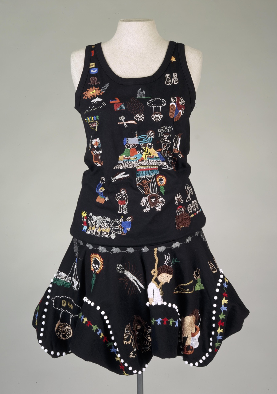 Damesensemble bestaande uit top en rok uit de collectie s/s 2005