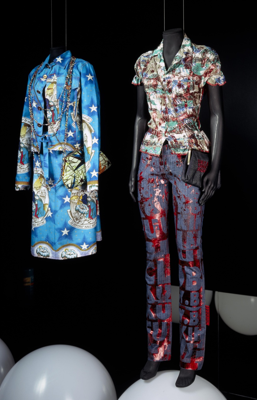 Damesensemble bestaande uit broek en blouse uit de collectie v/z 2005