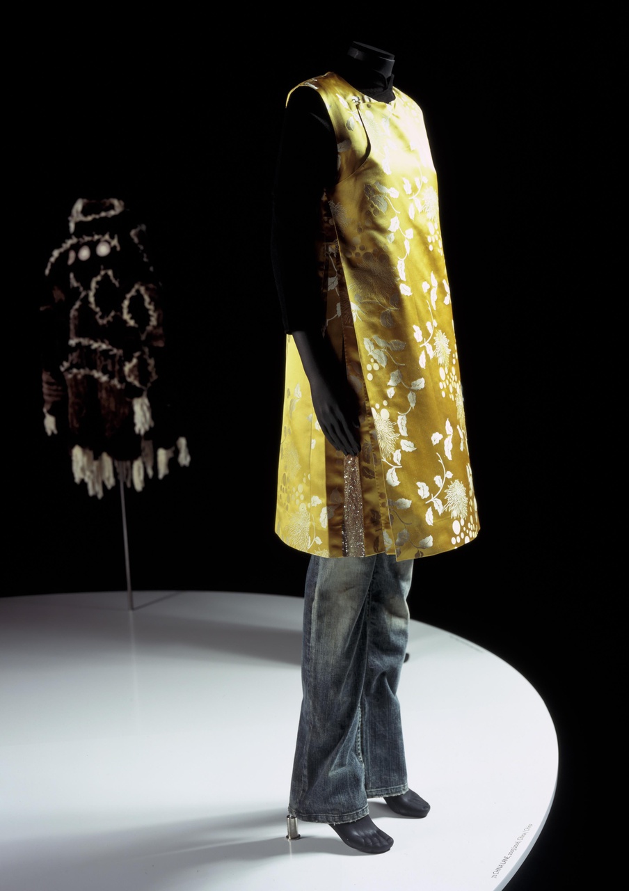 Damesensemble bestaande uit tuniek, trui en spijkerbroek uit de collectie n/w 2005/2006