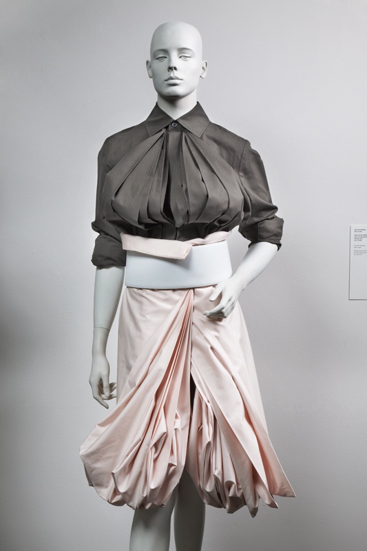 Damesensemble uit de collectie 'Blossom'  bestaande uit blouse, rok en ceintuur