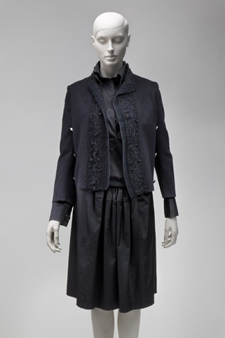 Damesensemble bestaande uit blouse, rok en jasje