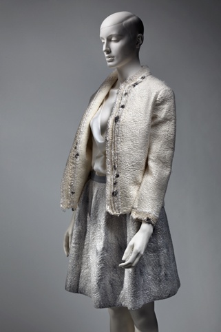 Damesensemble bestaande uit top, rok en jasje