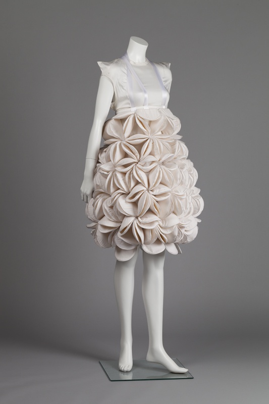 Tweedelige witte jurk uit de collectie 'The Mirror of Reason'