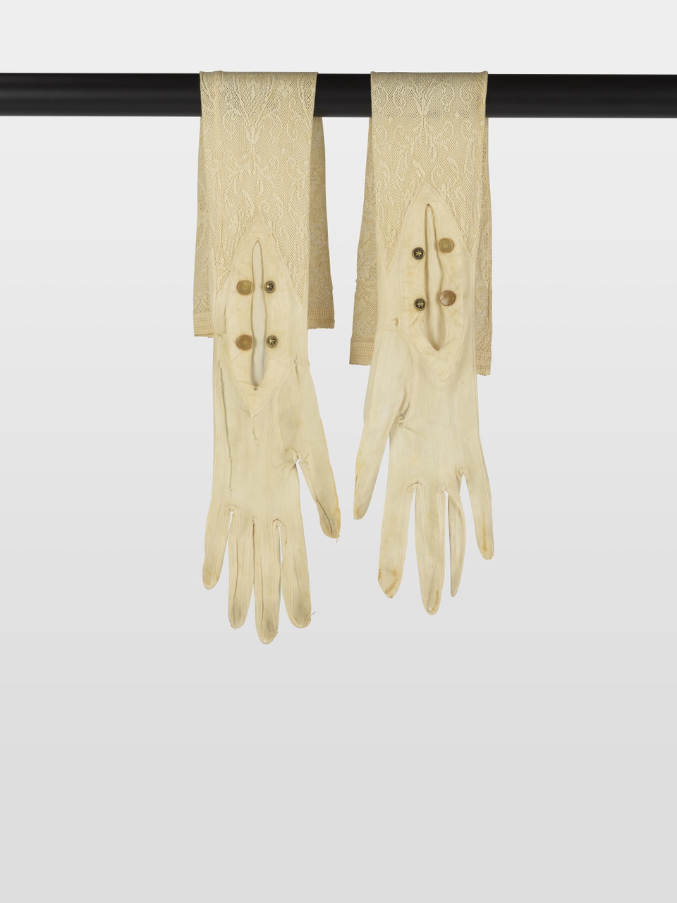 paar lange licht beige handschoenen