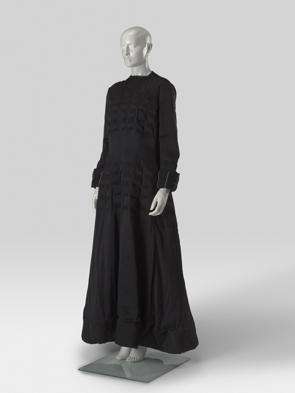 Lange zwarte jurk met omgeslagen manchetten