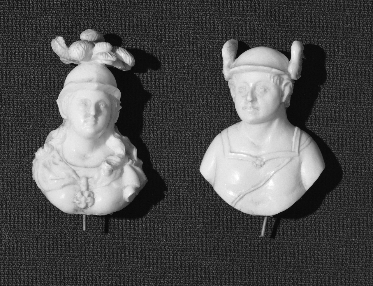 Twee borstbeelden van Minerva en Mercurius