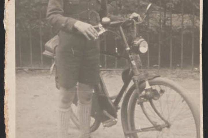 Dick, elf jaar oud, met fiets