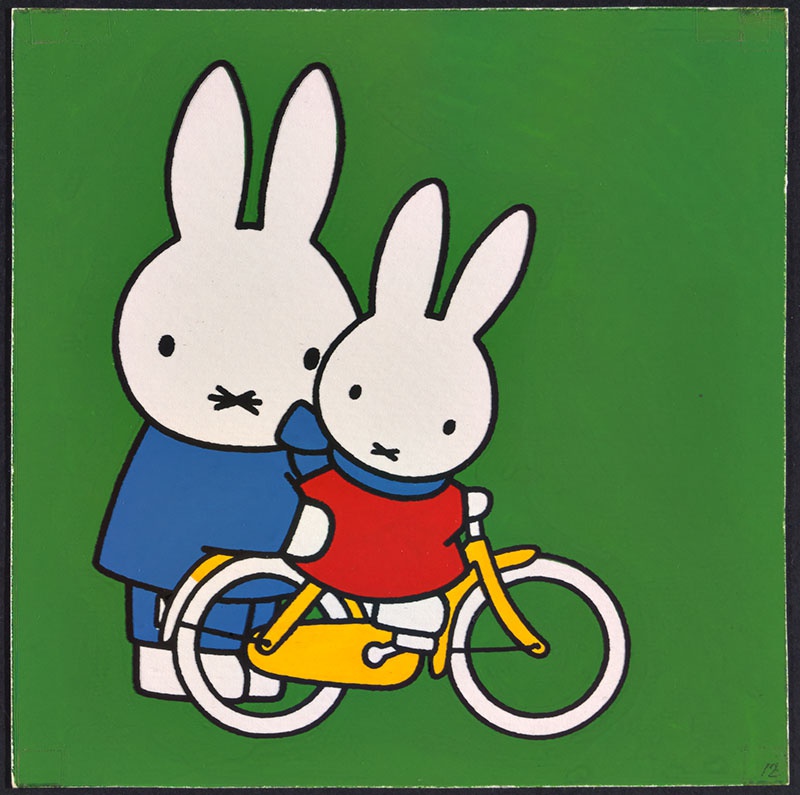 nijntje op de fiets [aangetroffen bij de eerdere versie van het kinderboek; nijntje op haar fiets met vader pluis achter haar op p. 12 en tekst op p. 13, niet uitgegeven]