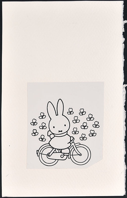 nijntje op de fiets [aangetroffen bij de eerdere versie van het kinderboek; nijntje fiets tussen de bloemen op p. 7]