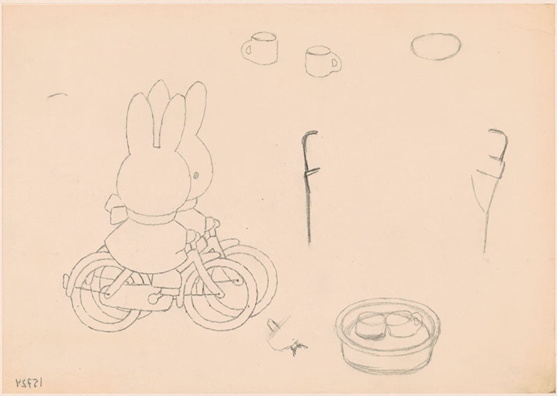 nijntje op de fiets [aangetroffen bij de eerdere versie van het kinderboek; nijntje op de fiets met naast haar een ander konijn ook op de fiets, niet opgenomen in het kinderboek, niet uitgegeven]
