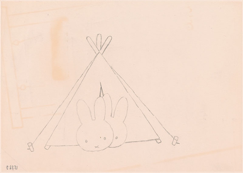 nijntje in de tent [tent met stokken en scheerlijnen waar twee konijnen naar buiten kijken, niet opgenomen in het kinderboek]
