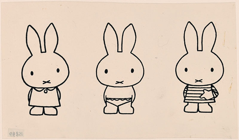 drie nijntjesfiguren uit verschillende kinderboeken [van links naar rechts: nijntje in de dierentuin; nijntje aan zee; onbekend]