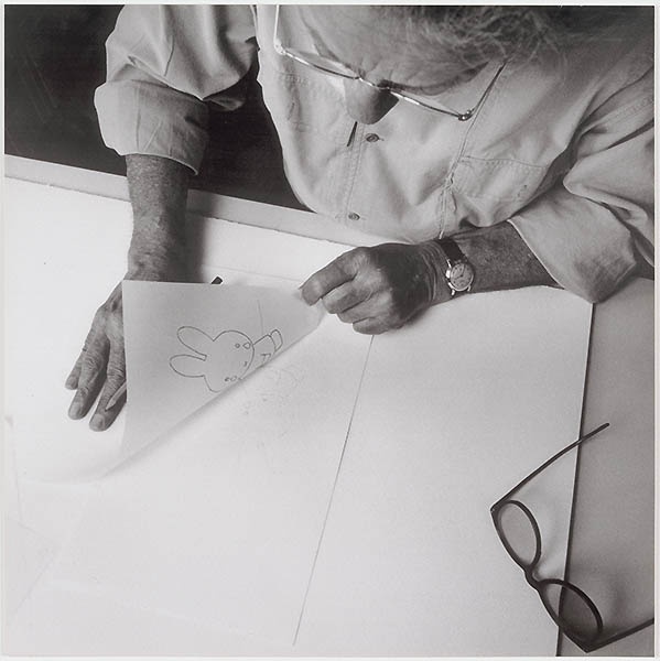 Dick Bruna aan het werk (serie van het ontwerpproces voor een tekening van Nijntje, fotograaf: Ernst Moritz, print 3/13)