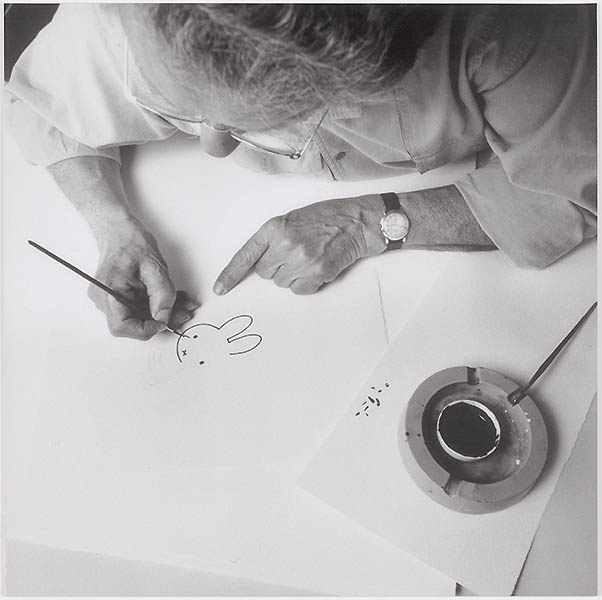 Dick Bruna aan het werk (serie van het ontwerpproces voor een tekening van Nijntje, fotograaf: Ernst Moritz, print 4/13)