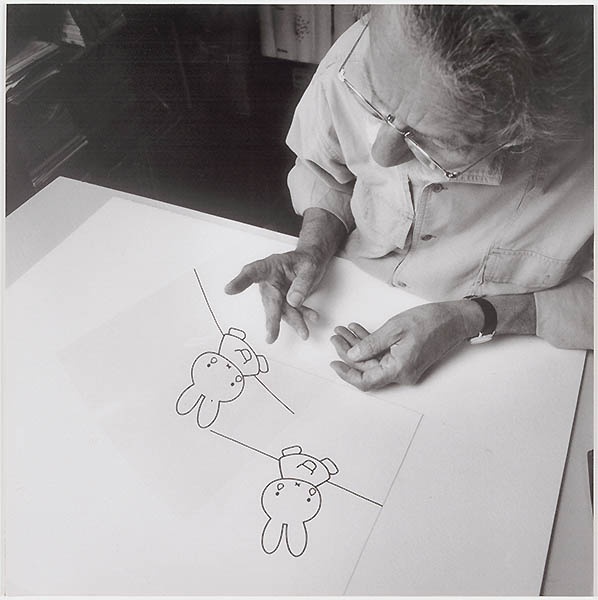 Dick Bruna aan het werk (serie van het ontwerpproces voor een tekening van Nijntje, fotograaf: Ernst Moritz, print 7/13)