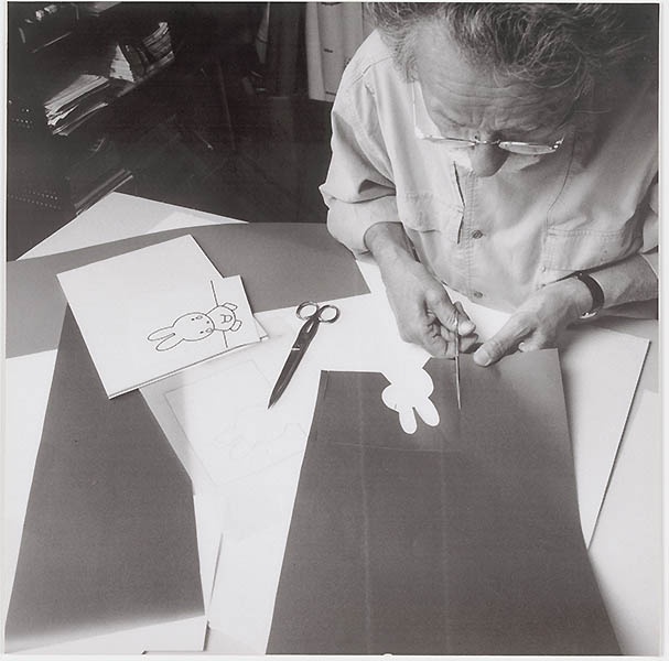 Dick Bruna aan het werk (serie van het ontwerpproces voor een tekening van Nijntje, fotograaf: Ernst Moritz, print 8/13)