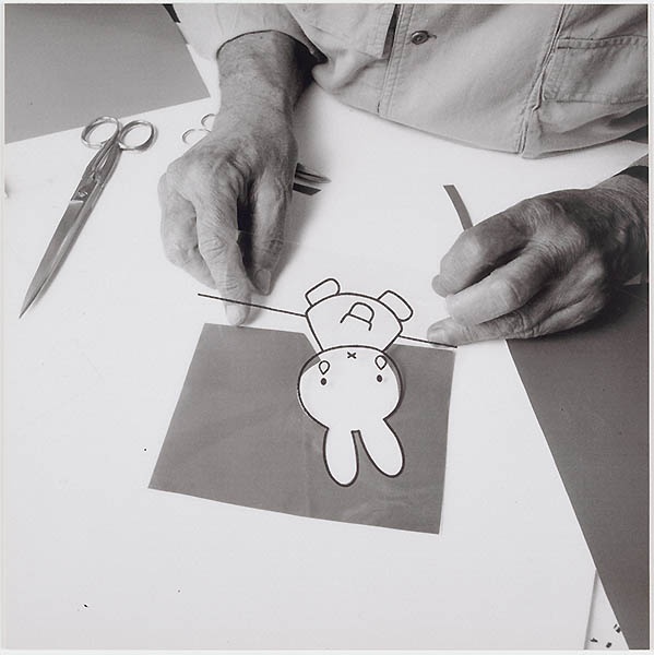Dick Bruna aan het werk (serie van het ontwerpproces voor een tekening van Nijntje, fotograaf: Ernst Moritz, print 10/13)