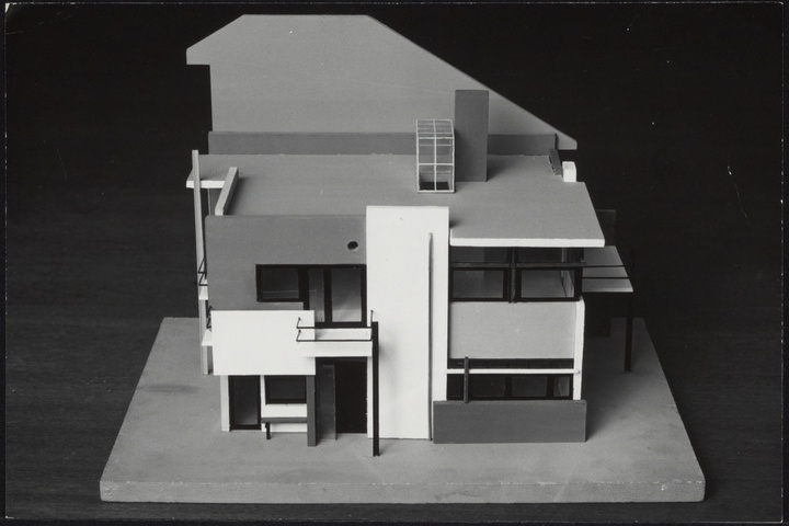 Afbeelding van Rietveld Schröderhuis - maquette met juiste daklijn buren, recht van opzij