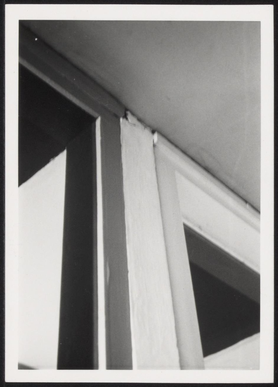 Afbeelding van Rietveld Schröderhuis - interieur beneden - tussen kapstok en deur