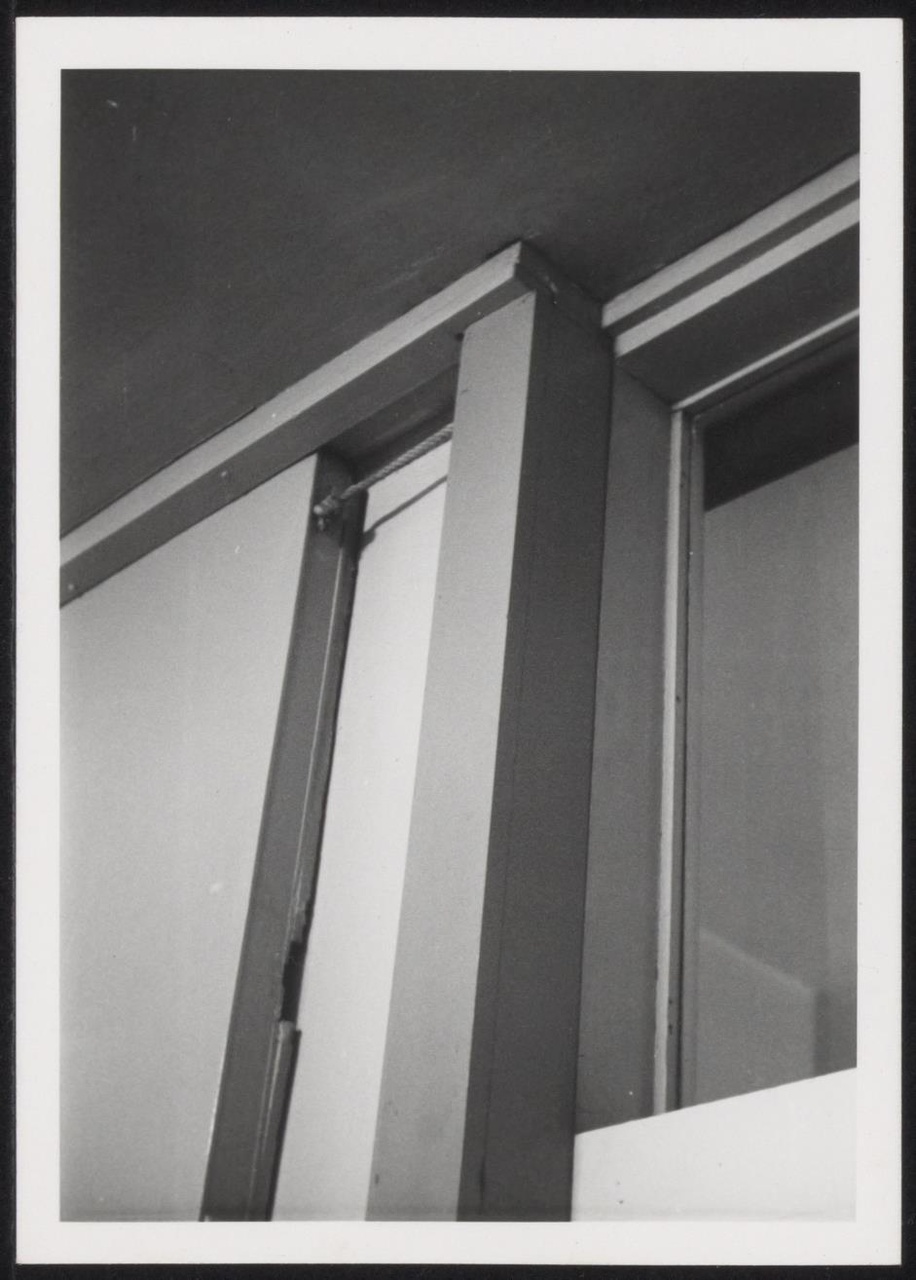 Afbeelding van Rietveld Schröderhuis - interieur beneden - schuifdeur van de trap