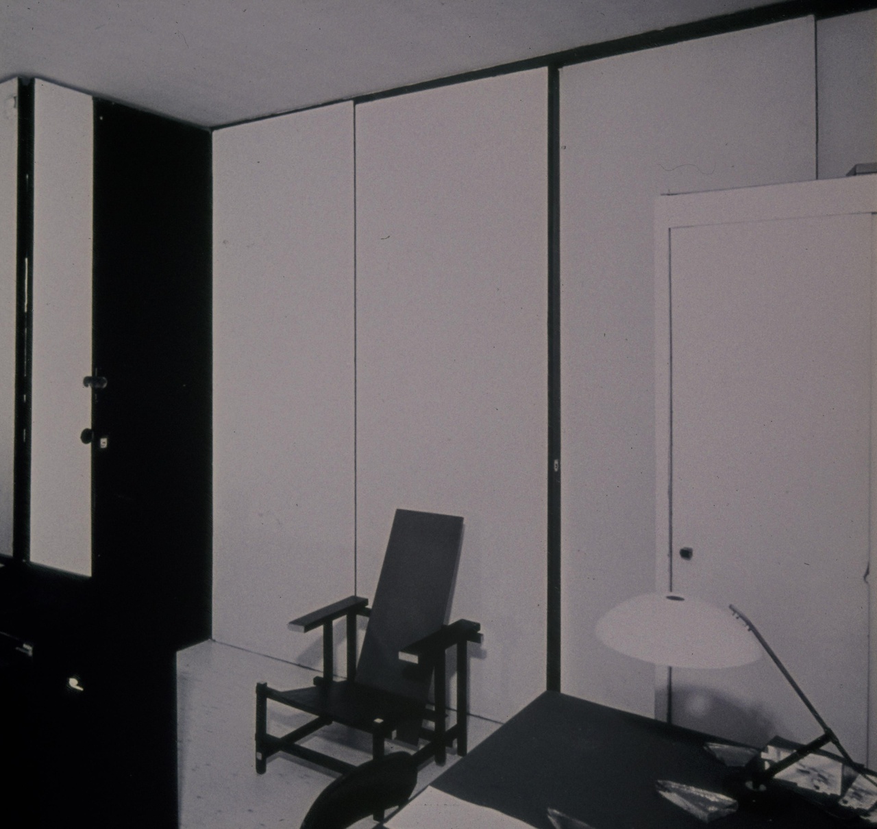 Afbeelding van Rietveld Schröderhuis - interieur boven - stoel 35 in kantoor voor dichte wand 2