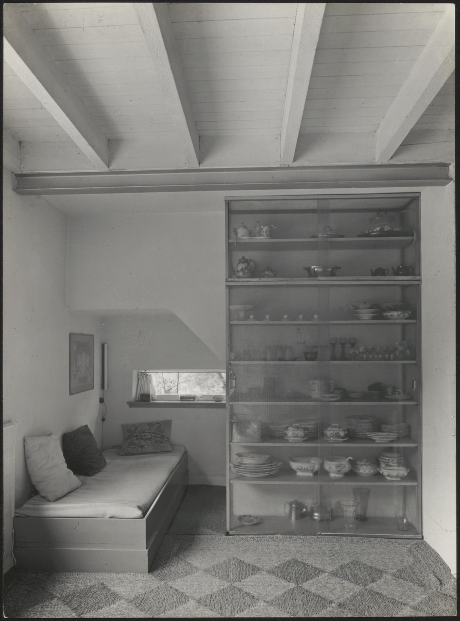 Afbeelding van interieur Charley Toorop, ca.1931, rusthoek met vitrinekast