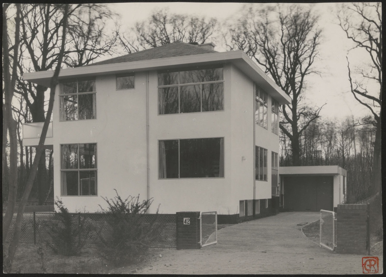 Afbeelding van woning Hillebrand, ca.1935, gevel straatzijde met oprit