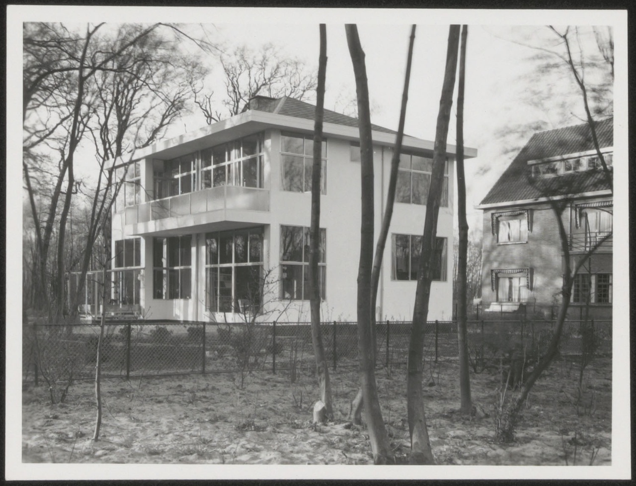 Afbeelding van woning Hillebrand, ca.1935, tuinkant hoek aan de straatzijde