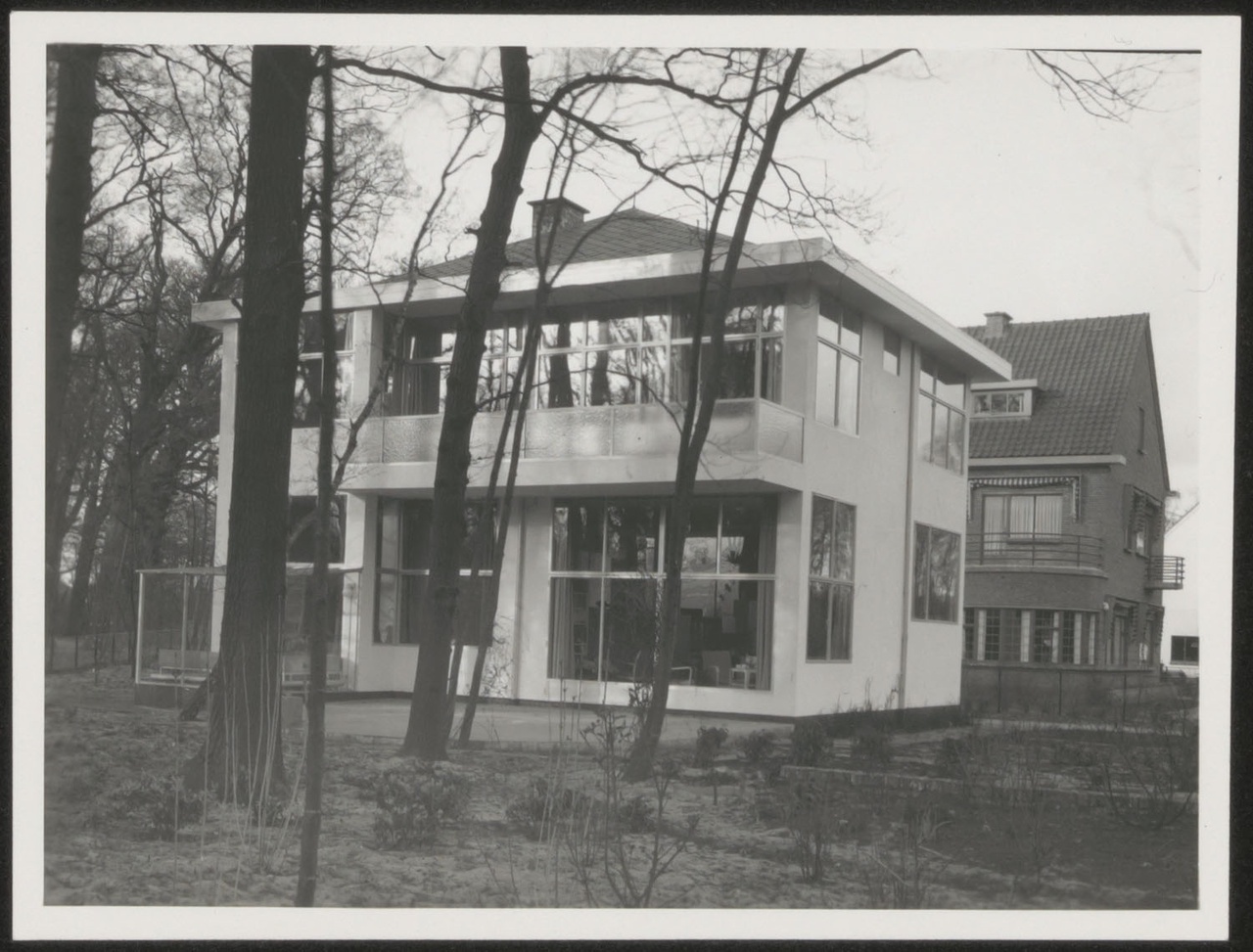Afbeelding van woning Hillebrand, ca.1935, tuinkant zijde schuin