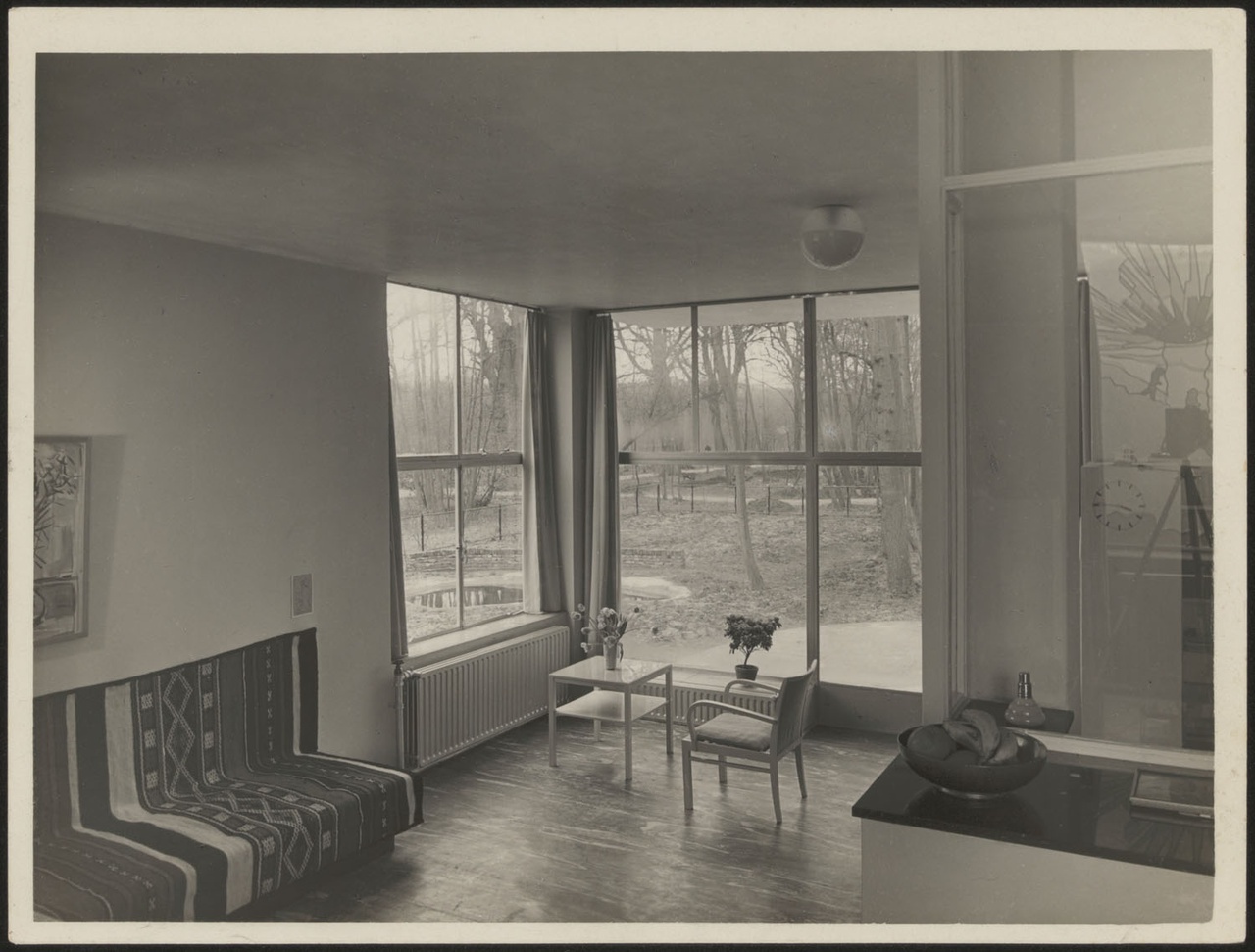 Afbeelding van woning Hillebrand, interieur woonkamer met hoekramen, stoel en tafeltje