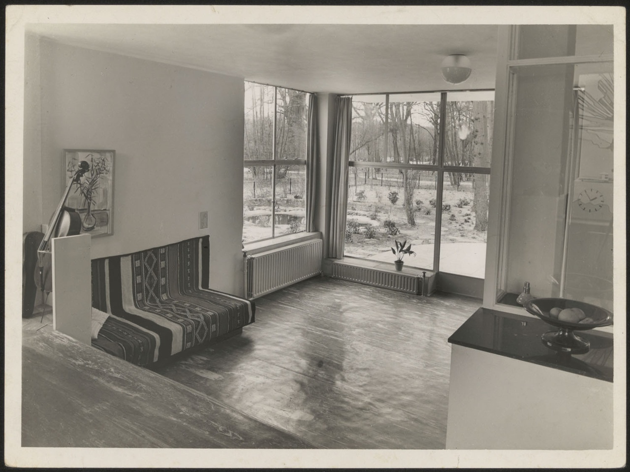 Afbeelding van woning Hillebrand, interieur woonkamer met hoekramen zonder losse meubels