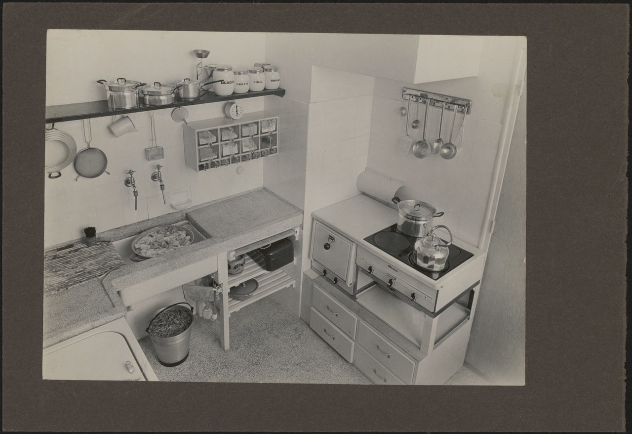 Afbeelding van woning Hillebrand, keukenhoek met aanrecht en fornuis, zonder theedoek