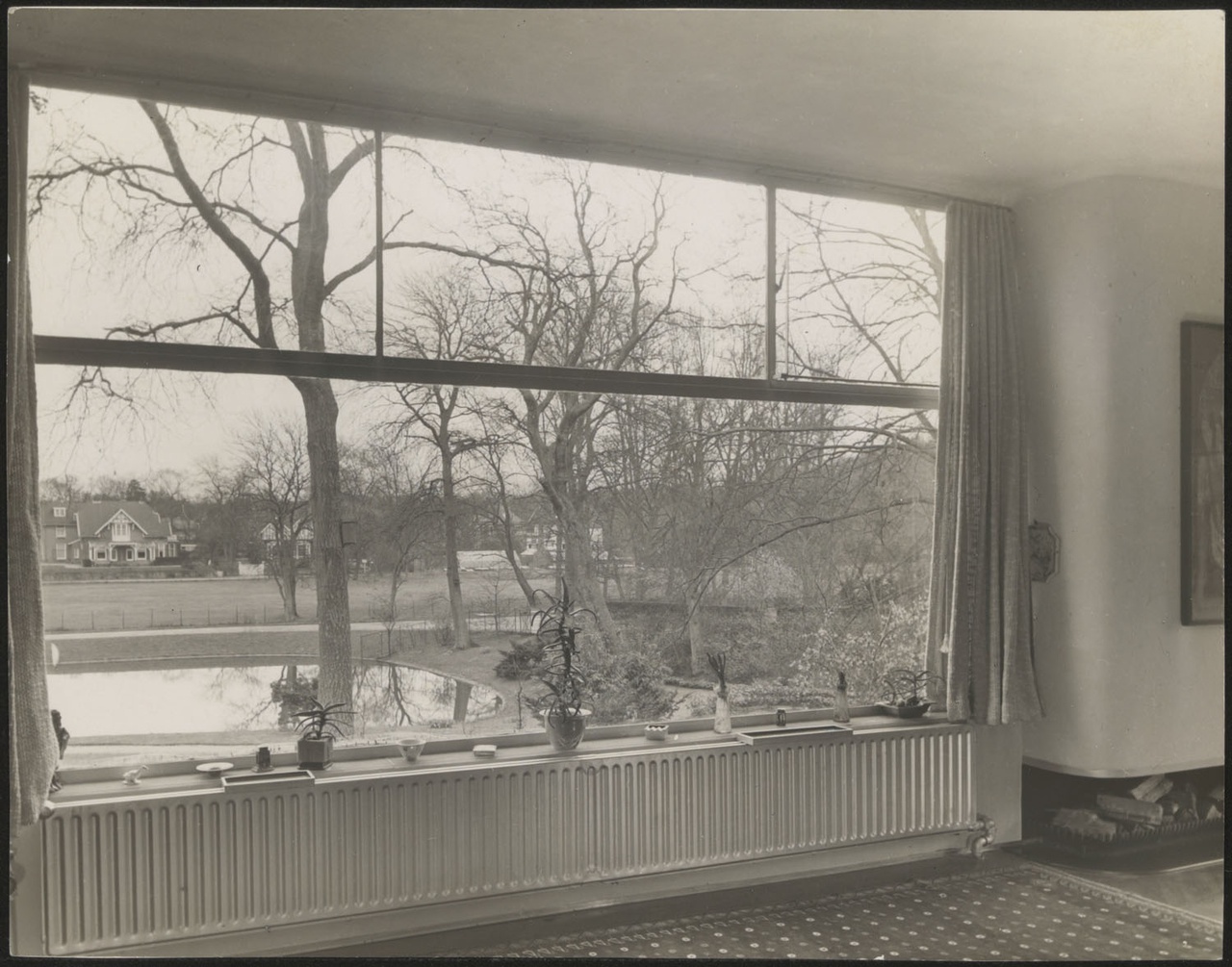 Afbeelding van woonkamer in de 'Vijverhof', ca.1937, raam met uitzicht